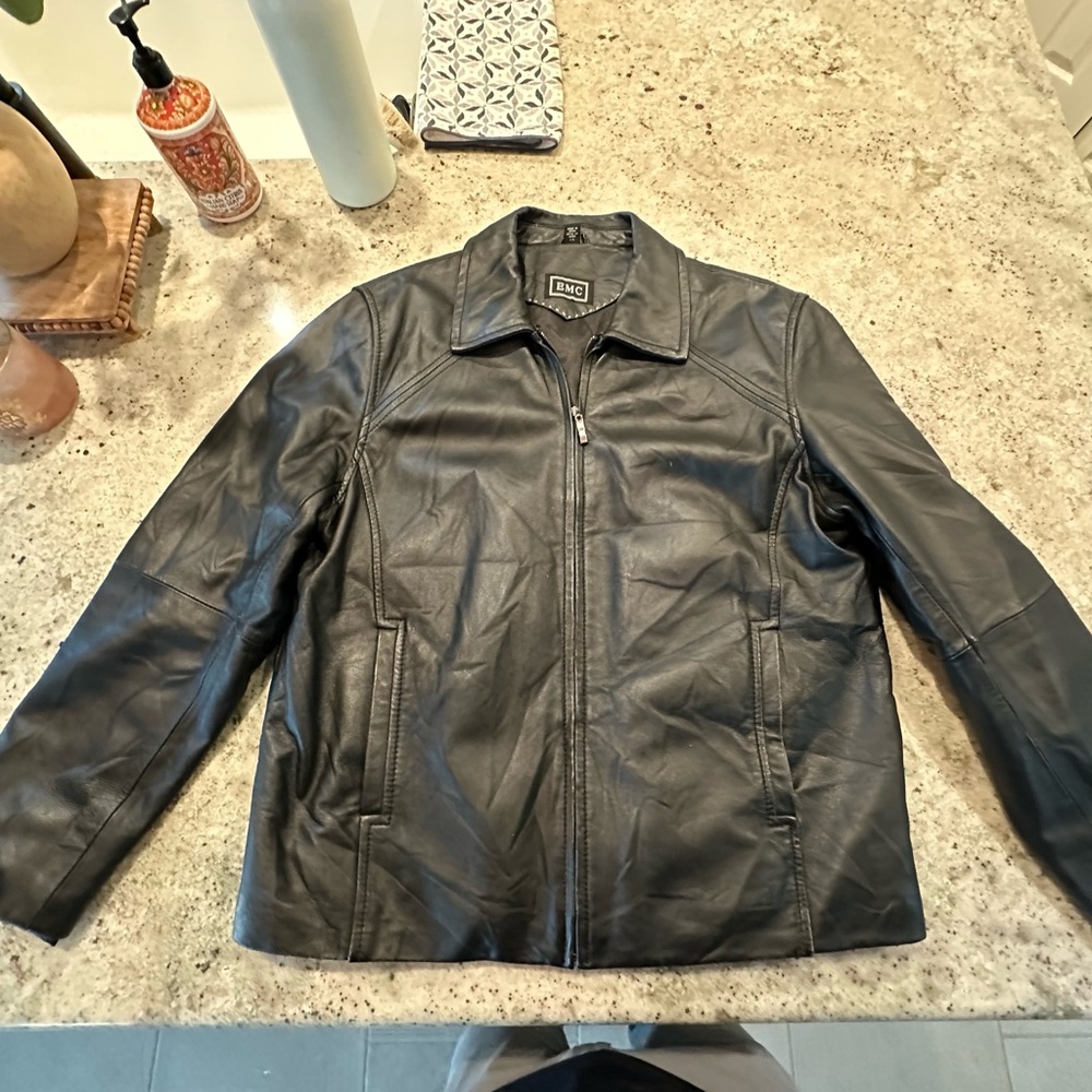 Black vintage 100% Leather Jacket,really good condition, light wear on sleeves.